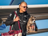 Erling Haaland con un mapache disecado sosteniendo una botella de whiskey