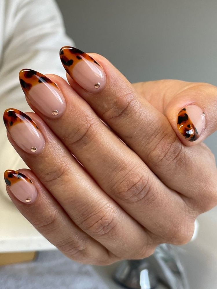 Uñas ámbar 'carey' estilo francés
