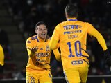 Florian Thauvin y André-Pierre Gignac festejan uno de los goles de Tigres contra el FC Juárez.