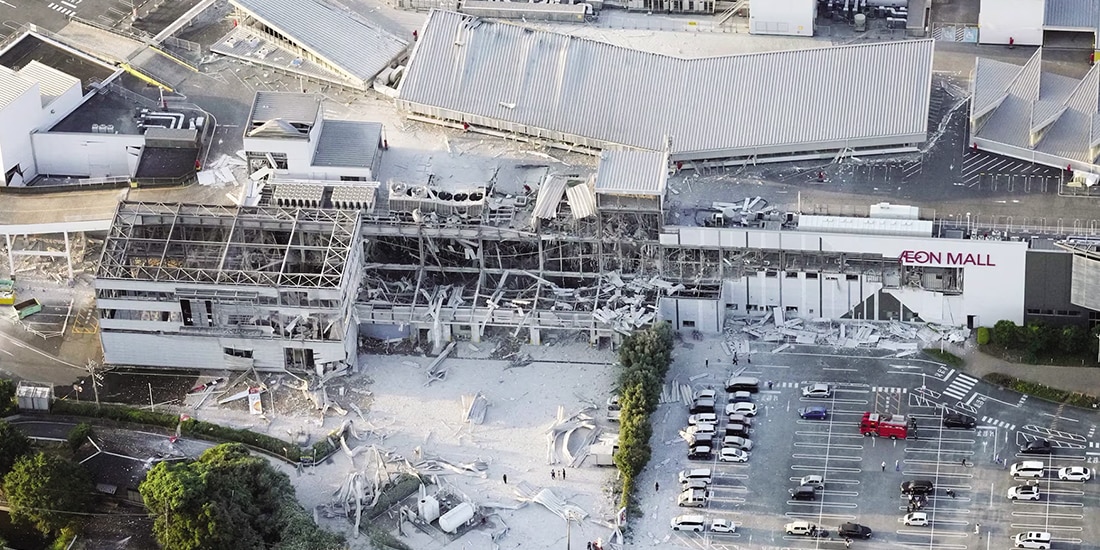 VISTA aérea del centro comercial AEON Mall dañado tras el terremoto, ayer.
