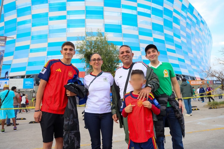 Familias y visitantes internacionales destacaron el orden y la calidez del público poblano durante el partido.