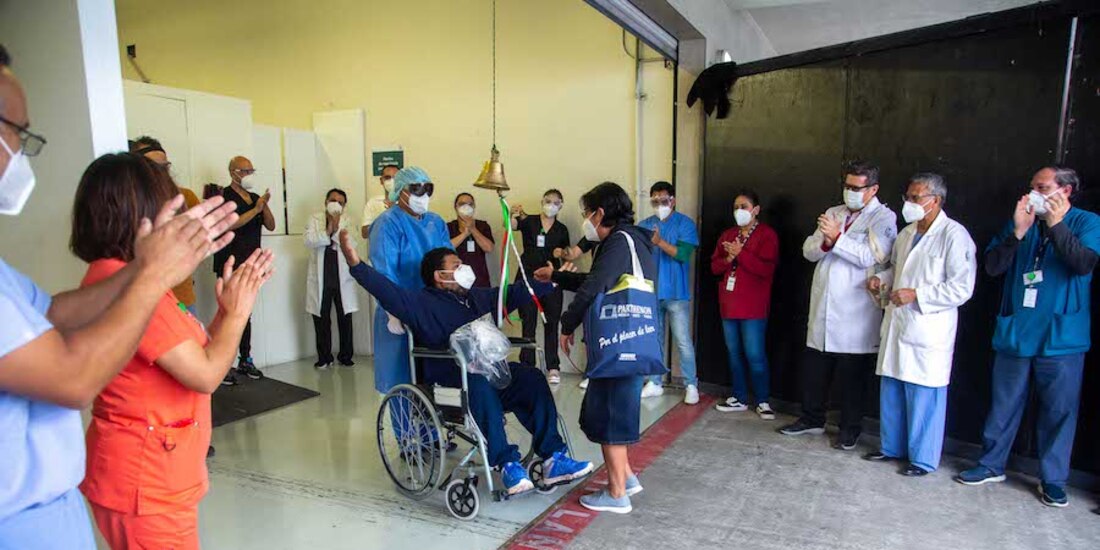 Un hombre celebra el haber vencido al coronavirus