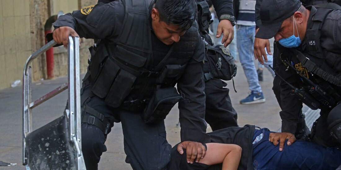 Policías someten a un manifestante afuera del Palacio de Gobierno