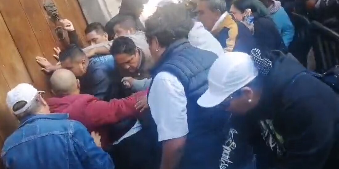 Manifestantes de Acapulco intentan ingresar a Palacio Nacional.