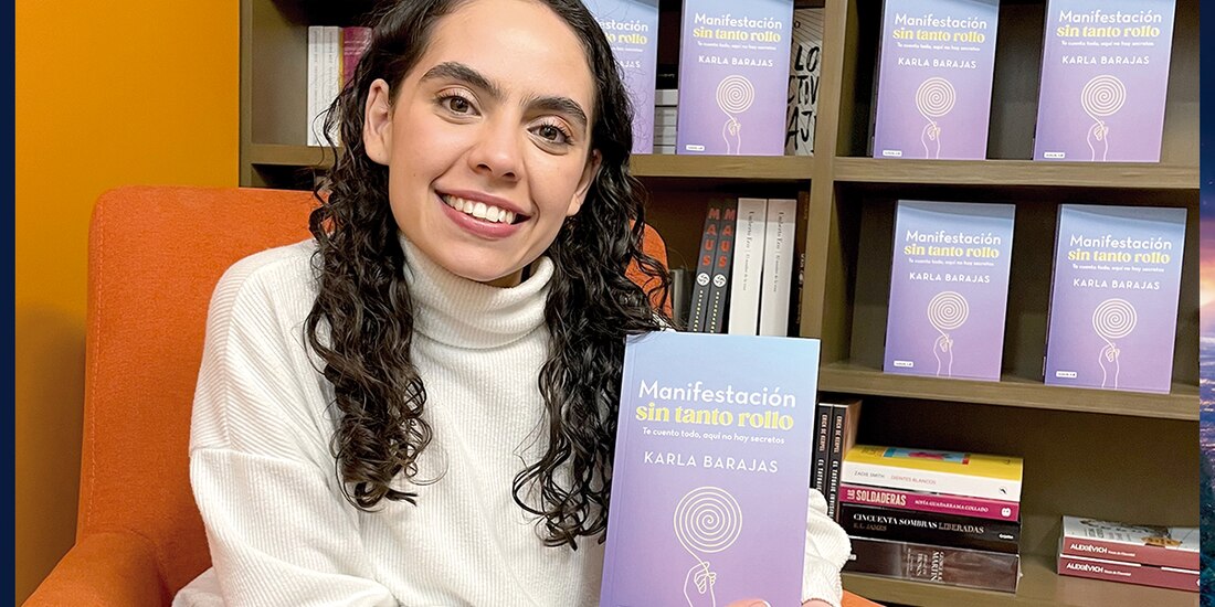 La autora muestra su libro en las oficinas de la editorial.