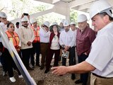 El gobernador Alfredo Ramírez Bedolla recorre avances de la obra del hospital acompañado de Zoé Robledo