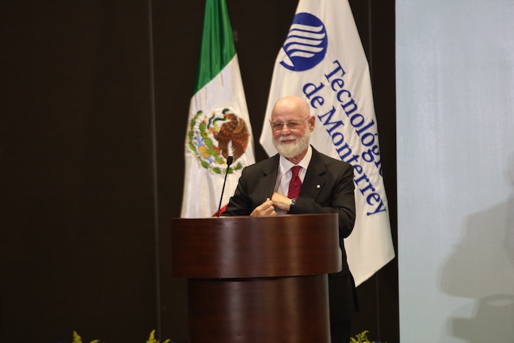 Alberto Manguel durante su discurso inaugural de la FIL Monterrey.