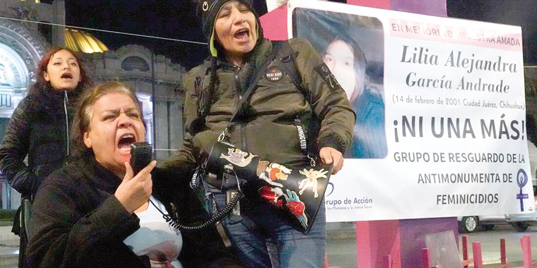 Norma Alejandra, madre de Alejandra García, se manifiesta en el aniversario 22 del crimen, el 14 de febrero del 2023.