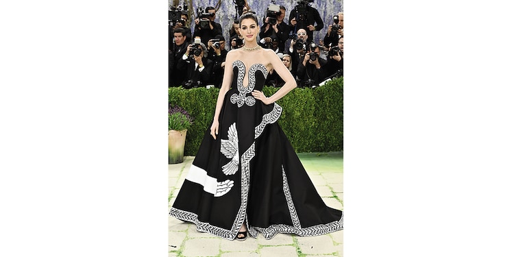 ANNE HATHAWAY lució este vestido de Michael Kors.