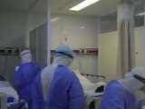 Médicos y enfermeras atienden a pacientes con dificultades respiratorias por COVID-19.