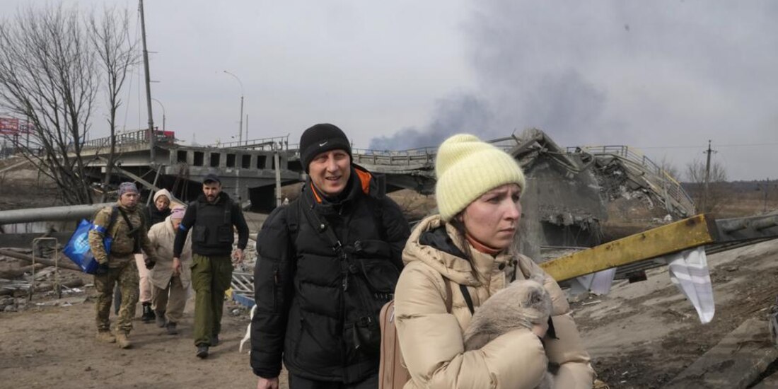 Ucranianos salen de su país con maletas en mano, ante la invasión rusa.