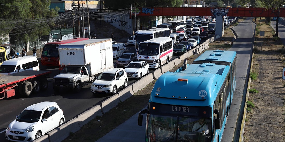 Afluencia vehicular en la Autopista México-Pachuca durante la mañana del lunes 6 de abril de 2025. En días anteriores transportistas y campesinos anunciaron el bloqueo de distintas rutas que conectan a la capital del país