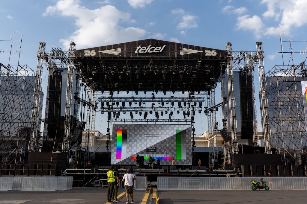 Así instalan escenarios del Vive Latino 2026, que tendrán alta tecnología.