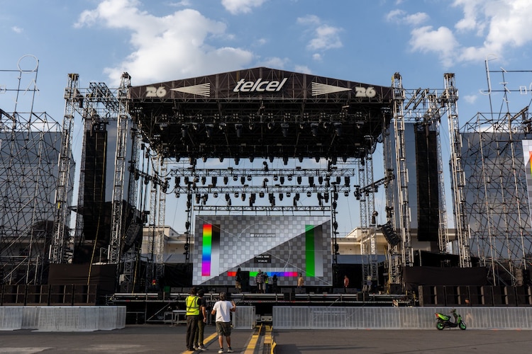 Así instalan escenarios del Vive Latino 2026, que tendrán alta tecnología.