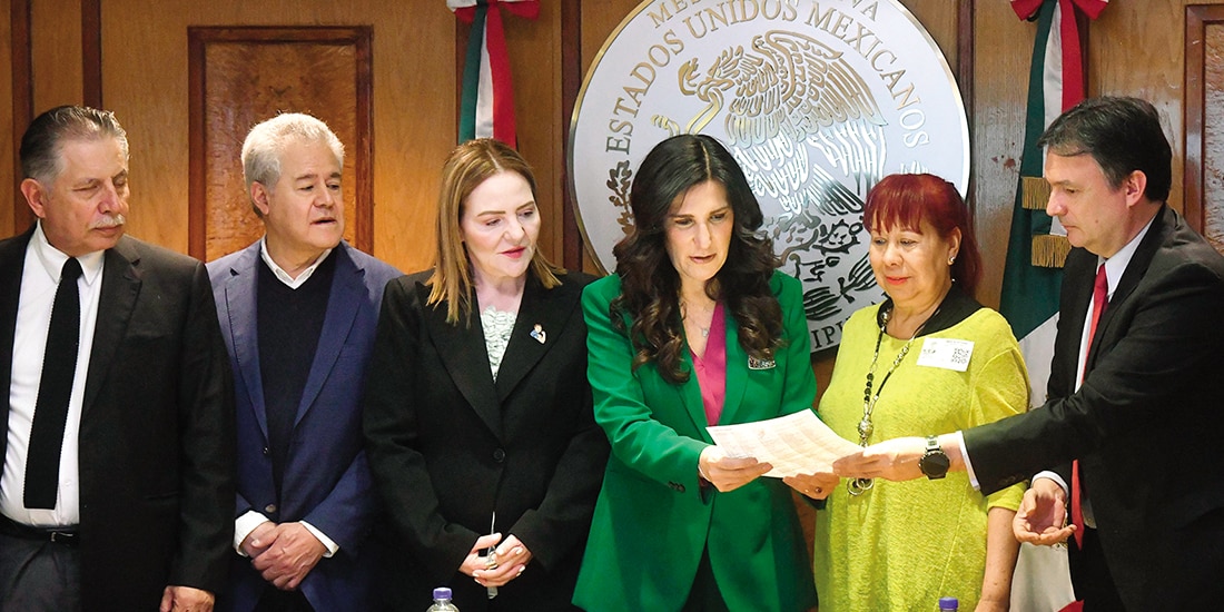 La presidenta de San Lázaro, Kenia López (c.), ayer, con integrantes del FAD.