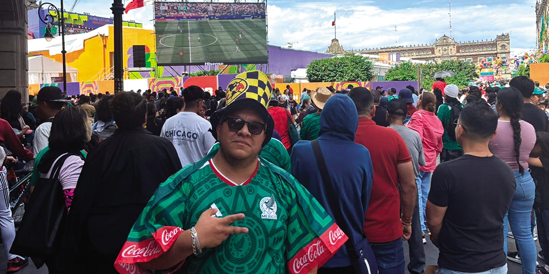 Joven disfruta del partido entre Bélgica e Irán, ayer en el FanFest del Zócalo capitalino.