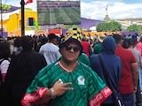 Joven disfruta del partido entre Bélgica e Irán, ayer en el FanFest del Zócalo capitalino.
