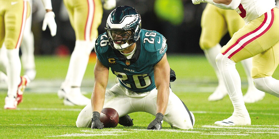 Barkley, de los Eagles, reacciona tras ser tackleado en el juego, ayer.