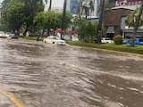 Las lluvias generadas por Blas provocaron encharcamientos en la Costera Miguel Alemán de Acapulco, ayer.