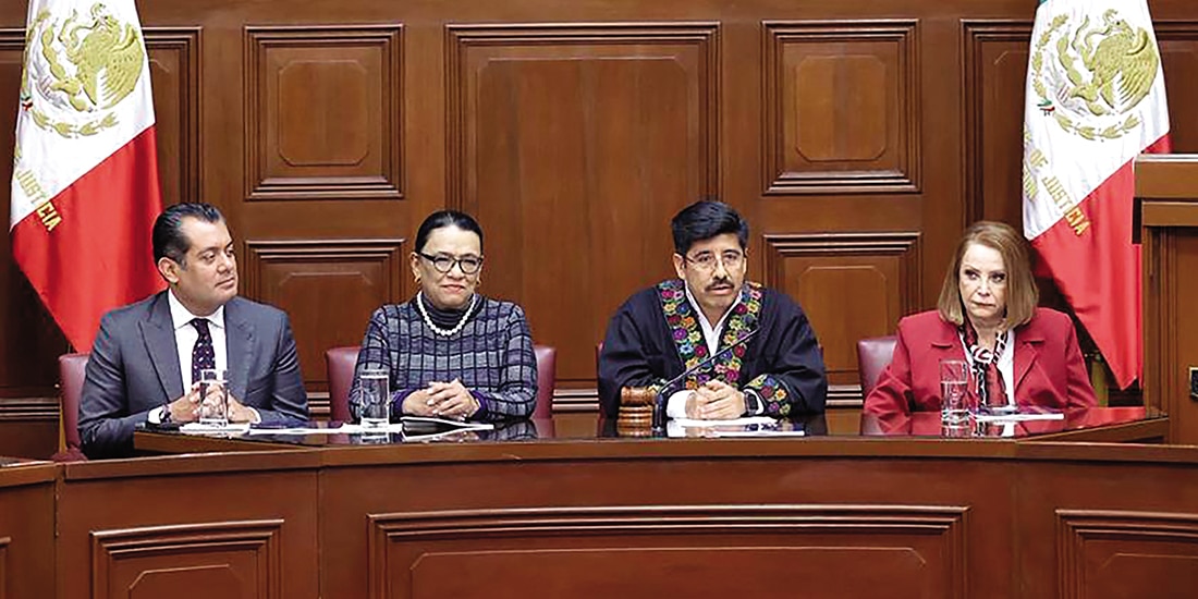 Hugo Aguilar, ayer en su informe flanqueado por Rosa Icela Rodríguez (izq.), Laura Itzel Castillo (der.) y Sergio Gutiérrez.