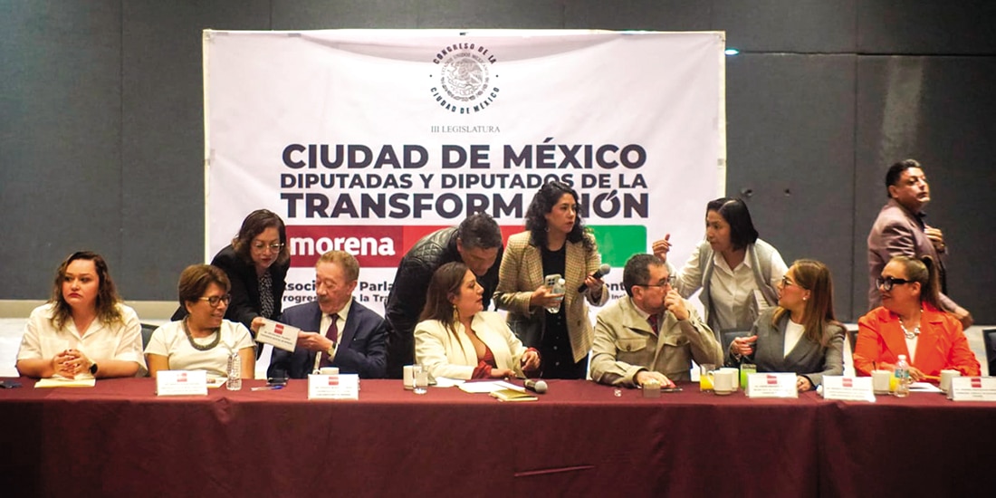 Representantes de Morena, ayer, en la plenaria de la bancada guinda en el Congreso de la Ciudad de México.