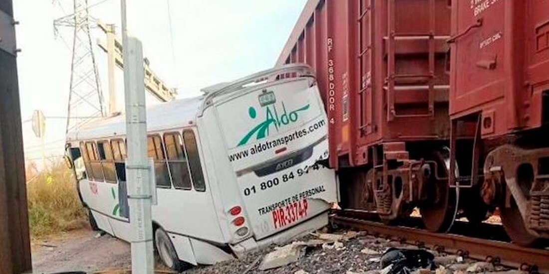 Trascendió que el camión transportaba a trabajadores que iban a una empresa sobre la carretera federal, y que el conductor de la unidad quiso ganarle el paso al tren, sin embargo, terminó impactado