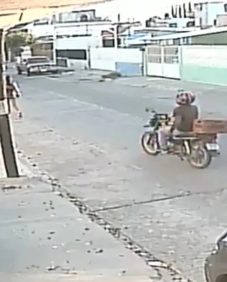 Se busca identificar al algresor, quien utiliza un casco para no ser reconocido.