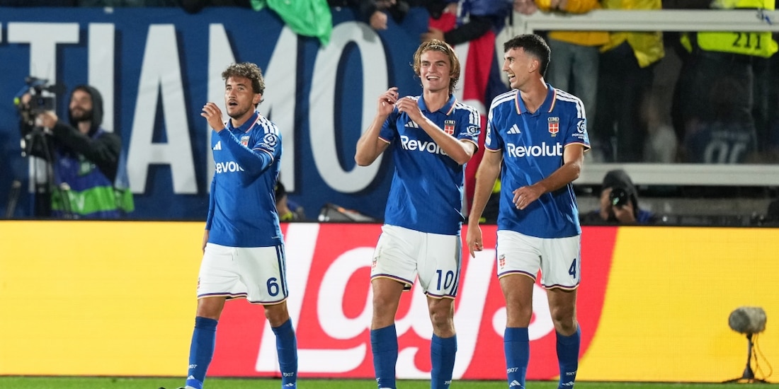 Nico Paz celebra uno de los goles del Como en la Champions League ente el Manchester United