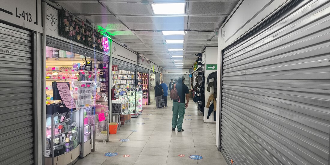 Visitantes de la Plaza Izazaga 38, en el Centro Histórico, buscan distintos productos.