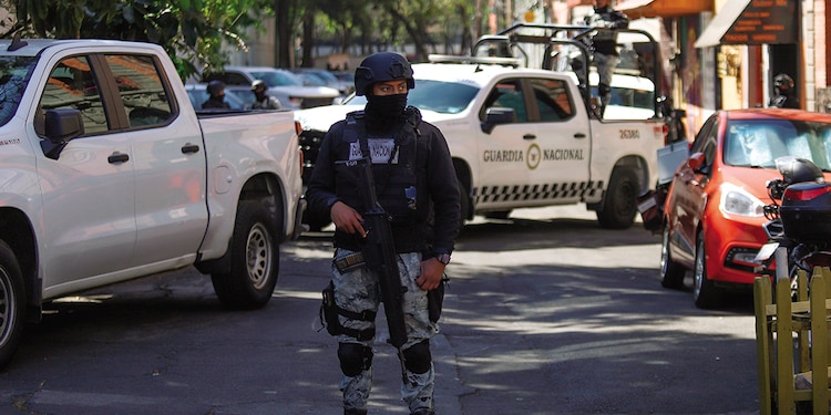 Elementos del Ejército resguardan la FGR ante la llegada del cuerpo de Nemesio Oseguera, el 22 de febrero del 2026.
