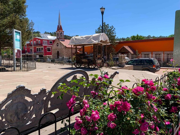 Creel, Pueblo Mágico con conexión ferroviaria al Chepe, destaca por su belleza natural y oferta turística.
