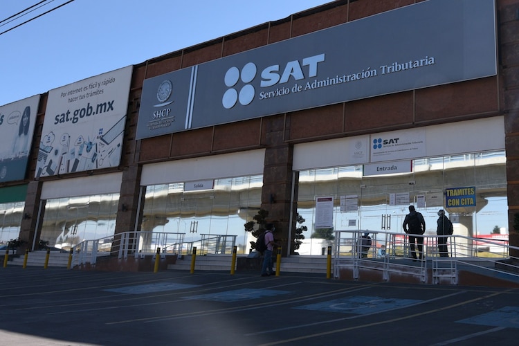 El SAT hace la advertencia de checar la lista negra antes de contratar a algún proveedor.