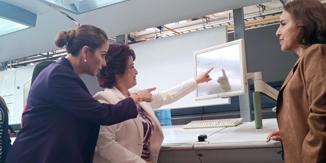 Autoridades del IECM, ayer, durante la impresión de las boletas.