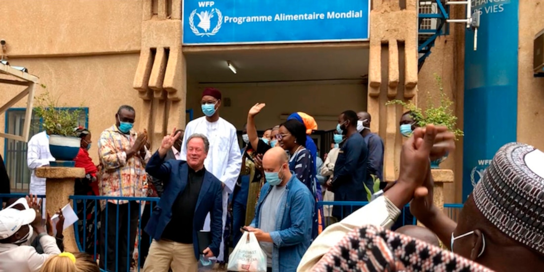 David Beasley (al centro), director del Programa Mundial de Alimentos, celebra al conocer la decisión del Comité Noruego, ayer.