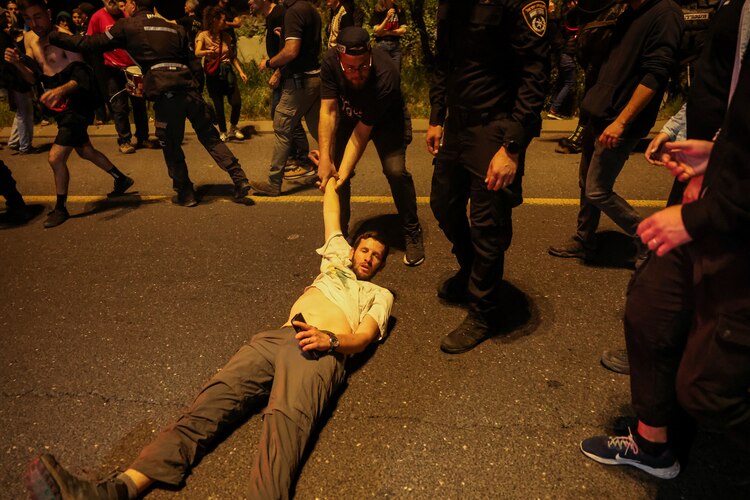 Un crítico de Gobierno es arrastrado tras choques con la Policía en Jerusalén.
