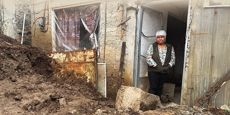 Isabel Avilés mira los daños de su vivienda por la falta de apoyo de la alcaldía,