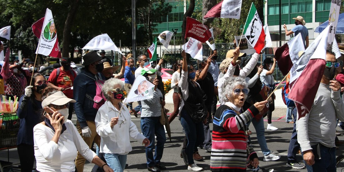 Simpatizantes de AMLO en la Marcha del millón