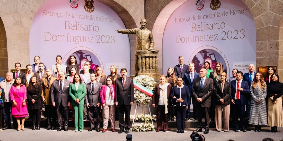 Rosa Icela Rodríguez felicita a Ninfa María Deándar Martínez por medalla Belisario Domínguez.