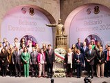 Rosa Icela Rodríguez felicita a Ninfa María Deándar Martínez por medalla Belisario Domínguez.