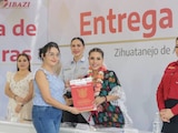 Evelyn Salgado entrega 520 títulos de propiedad a familias de Zihuatanejo.