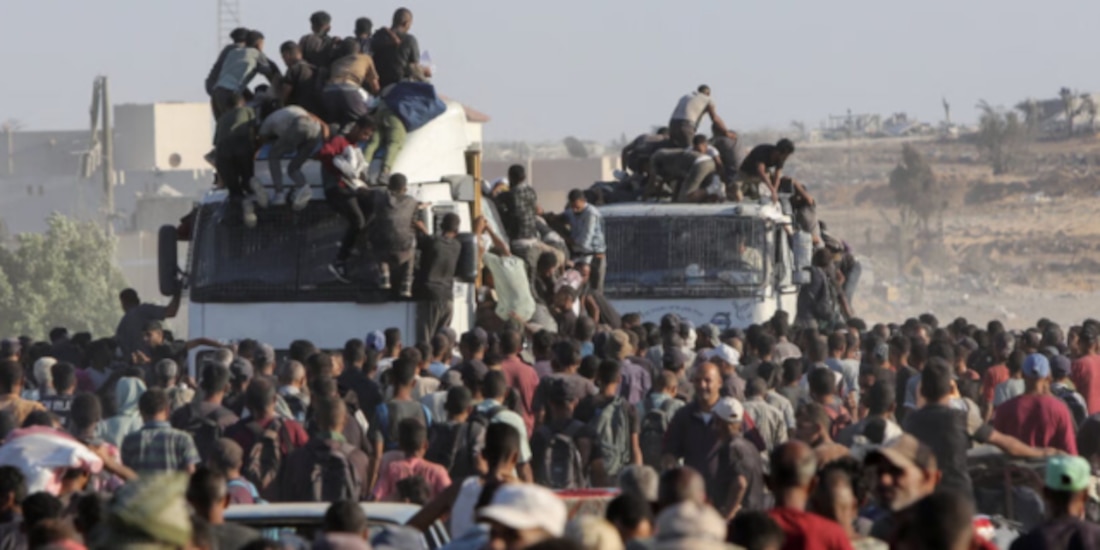 Gazatíes suben a camiones en busca de suministros, el pasado 4 de agosto