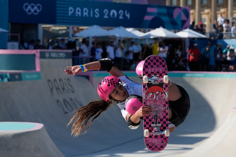 Arisa Trew, medallista de oro más joven en París, tras ganar en skateboarding