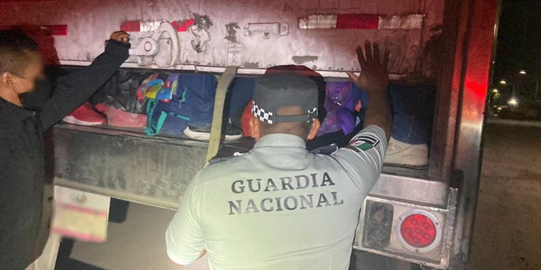 Rescatan a 121 migrantes hacinados en la caja de un camión.