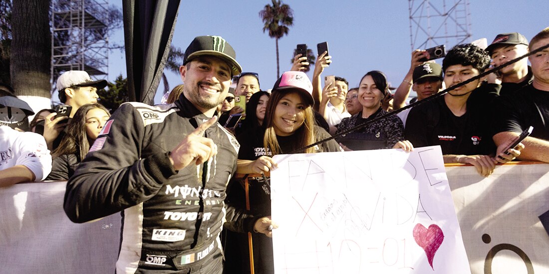 Alan Ampudia, con algunos de sus seguidores después de ganar la Baja 400 en septiembre pasado