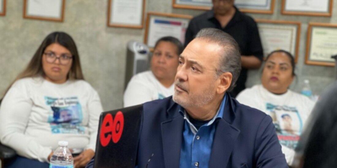 El senador Manlio Fabio Beltrones, ayer, en reunión con colectivos de búsqueda de Sonora