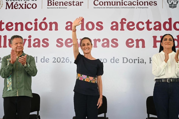 De izquierda a derecha: Julio Menchaca, gobernador de Hidalgo; la Presidenta Claudia Sheinbaum; la secretaria del Bienestar, Ariadna Montiel.