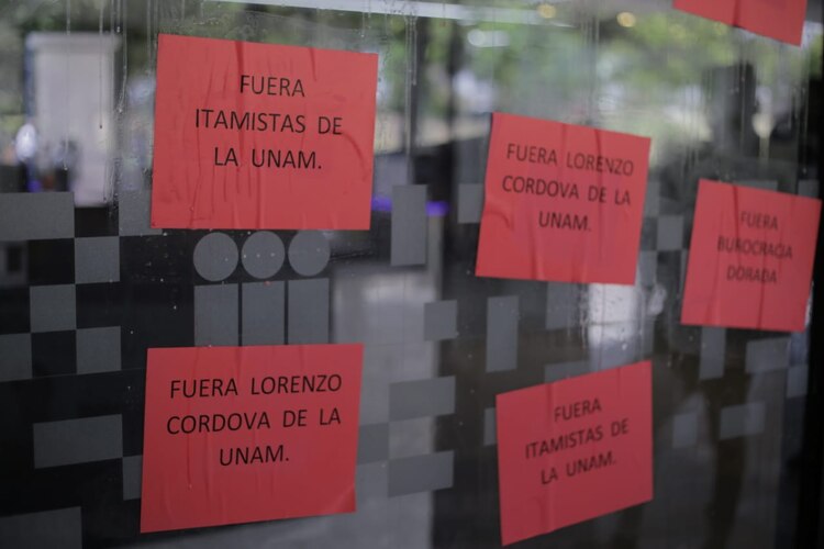 Estudiantes de la UNAM protestan contra la incorporación del exconsejero presidente Lorenzo Córdova como académico de la institución