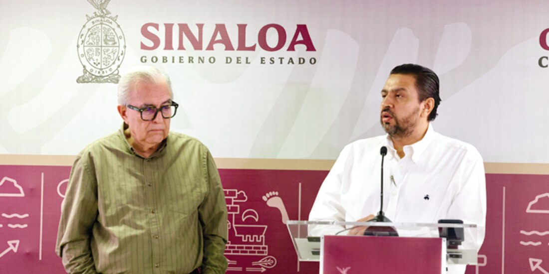 Rubén Rocha (izq.) con Ismael Bello, ayer, en conferencia de prensa.
