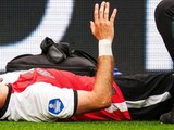Santiago Giménez, del Feyenoord, se lamenta de su lesión ante el NAC Breda