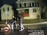 Un policía le coloca una capucha a Daniel Prude el 23 de marzo del 2020, en Rochester, estado de Nueva York. Según investigaciones Prude murió asfixiado por policías. Foto tomada de la cámara corporal de los policías, facilitada por Roth and Roth LLP. (Policía de Rochester, via Roth and Roth LLP, via AP)